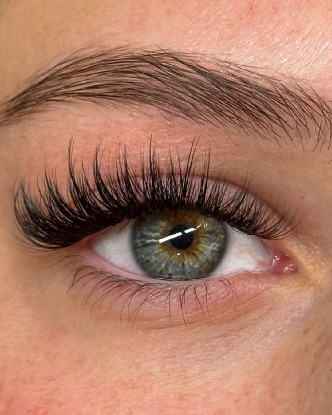 Boitier de cils volume et méga volume noir